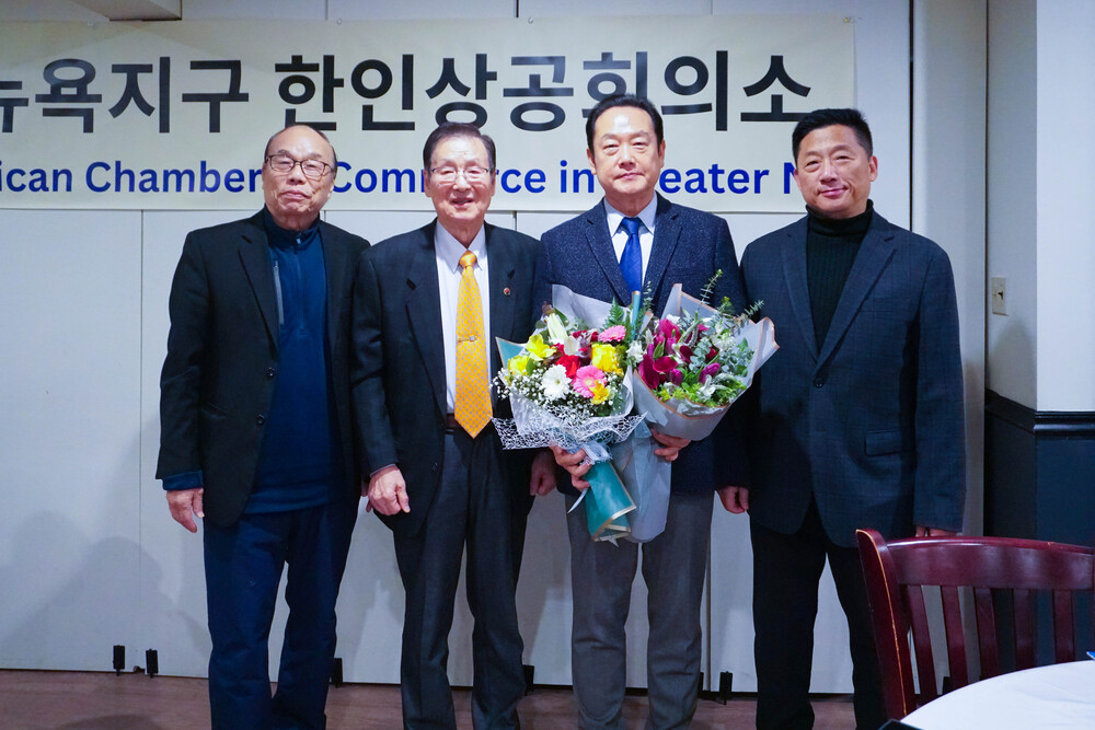 23대 회장으로 선출된 문 조 회장(오른쪽에서 두번째)과 (왼쪽부터) 김승, 이전구, 이명석 전 회장.